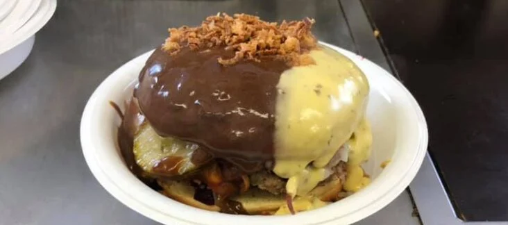 Trosborg burger med sauce og sprøde løg