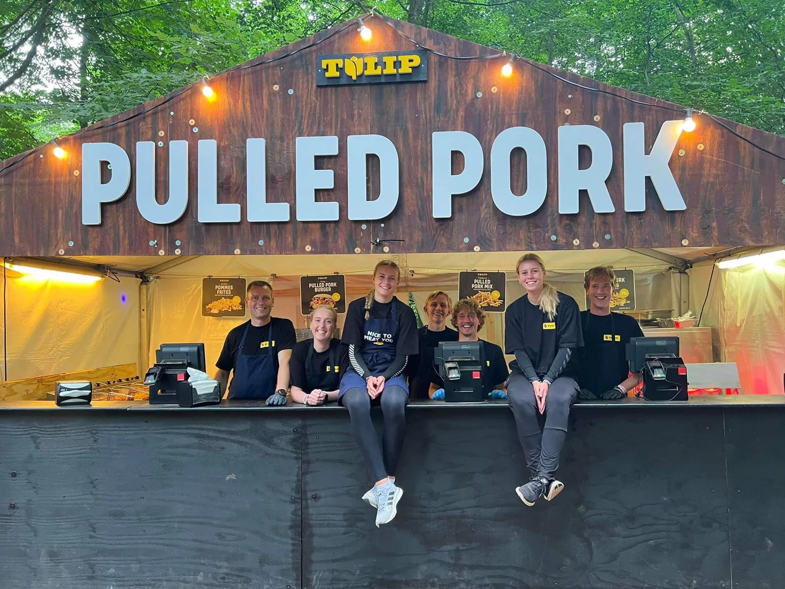 Holdet ved en pulled pork-bod i grønne omgivelser, fra Trosborg Events eget galleri