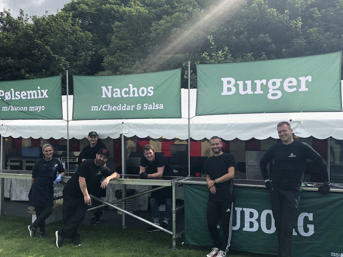 Trosborgs hold foran madboder med pølsemix, nachos og burgere